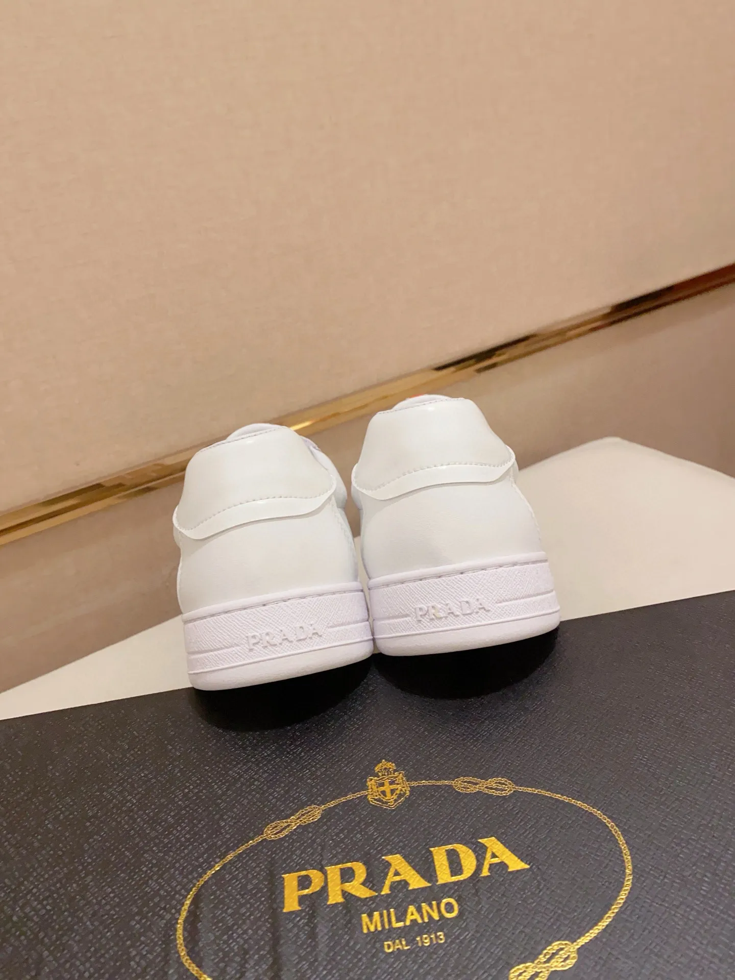 Men's shoes 💰: 440💰 [Prada～Prada] Trendy new models are on the market. Same style as the official website. Counter quality. Original matching. [Strong] [Strong] Selected first-layer cowhide fabric. Comfortable and breathable sheepskin lining, fine workmanship, upper layer made of 100% pure cowhide, original last shape, comfortable on the feet, shoe sizes 38 to 44